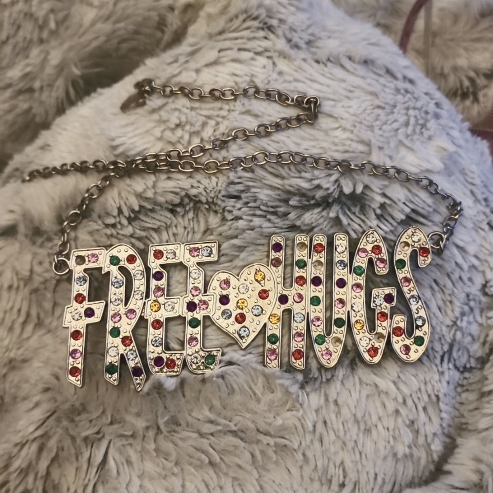 Free hugs necklace